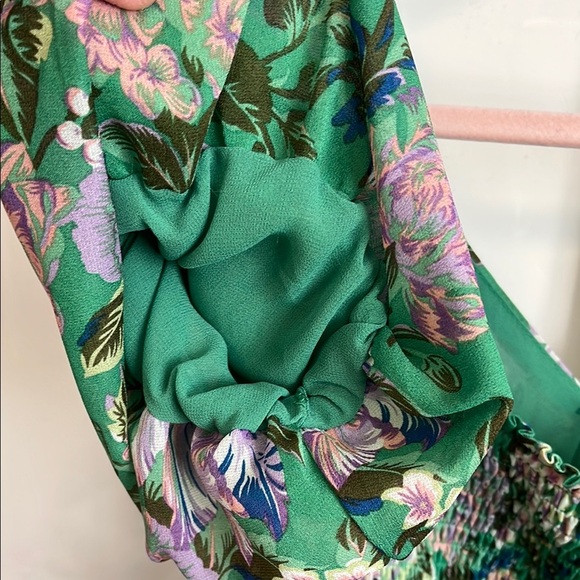 NWOT REVOLVE ASTR Floral Green Puff Sleeve Top Smocking,  Size M - Picture 8 of 9